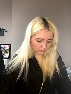 Snapshot of Blondie_Sofia_Essexbabe chatting on December 1, 1:49 pm Blondie Sofia Essexbabe online show from December 1, 1:49 pm