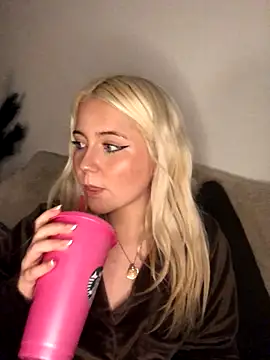 Snapshot of Blondie_Sofia_Essexbabe chatting on December 17, 11:33 pm Blondie Sofia Essexbabe online show from December 17, 11:33 pm