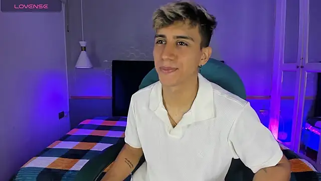 Snapshot of Allex_Cano chatting on February 22, 5:35 pm Allex Cano online show from February 22, 5:35 pm