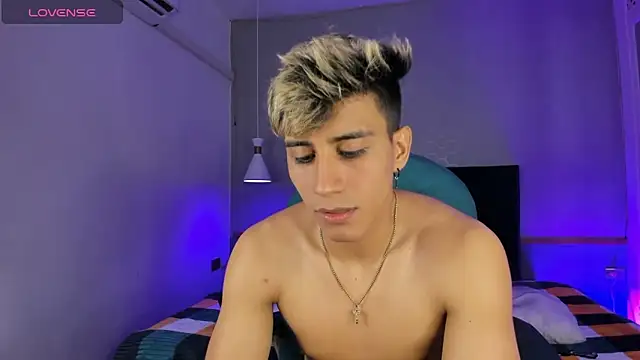 Snapshot of Allex_Cano chatting on February 22, 11:46 pm Allex Cano online show from February 22, 11:46 pm
