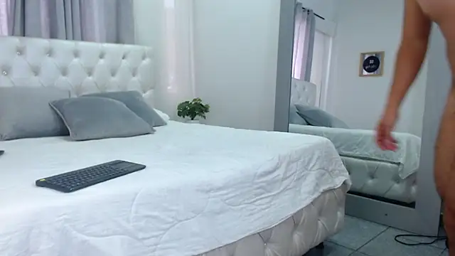 Snapshot of sebastian_colle chatting on February 24, 6:15 pm sebastian colle online show from February 24, 6:15 pm