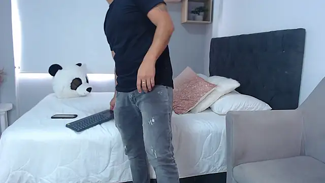 Snapshot of sebastian_colle chatting on March 11, 7:25 pm sebastian colle online show from March 11, 7:25 pm