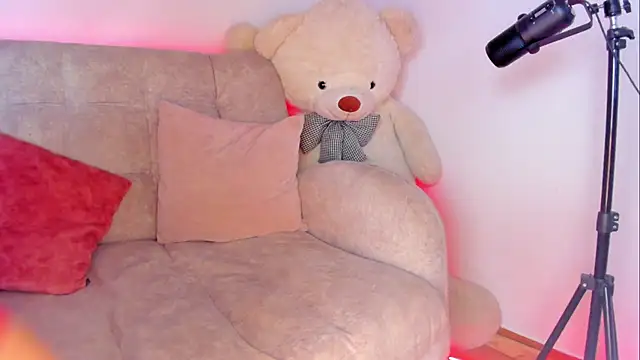 Snapshot of MIaloveone_ chatting on March 3, 10:17 am MIaloveone online show from March 3, 10:17 am