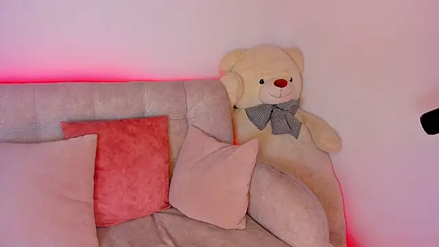 Snapshot of MIaloveone_ chatting on March 13, 4:27 am MIaloveone online show from March 13, 4:27 am