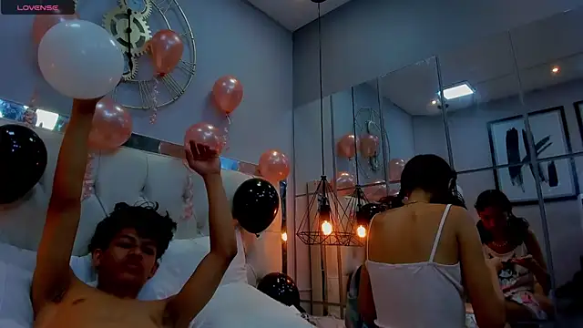 leslieanddrako online show from October 14, 6:20 pm