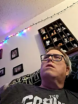 Snapshot of Smallone327 chatting on February 19, 4:01 am Smallone327 online show from February 19, 4:01 am