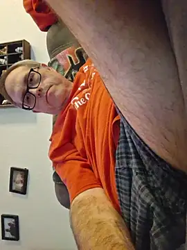 Snapshot of Smallone327 chatting on November 9, 5:17 am Smallone327 online show from November 9, 5:17 am