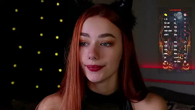 Snapshot of EmilaMills chatting on October 31, 12:44 am EmilaMills online show from October 31, 12:44 am