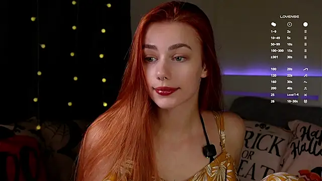 Snapshot of EmilaMills chatting on November 2, 11:07 pm EmilaMills online show from November 2, 11:07 pm