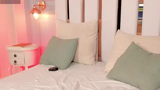 regina noctixx online show from April 17, 7:00 am