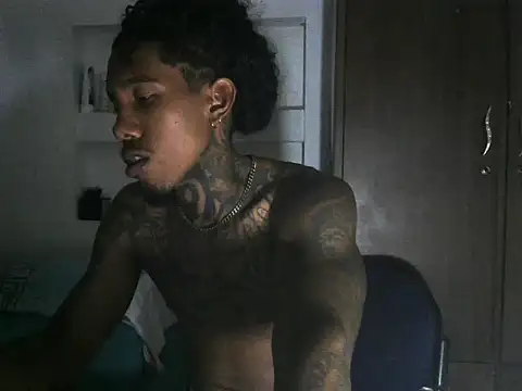 Snapshot of LaurentBrown chatting on October 31, 4:57 am LaurentBrown online show from October 31, 4:57 am