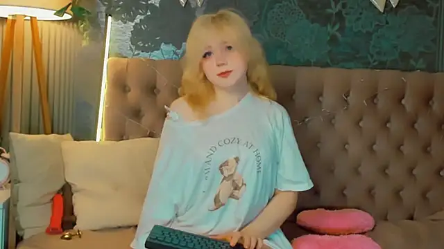 EmilyAngells online show from March 10, 6:51 am