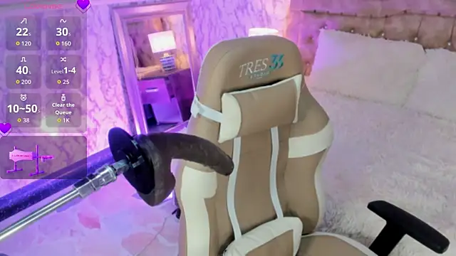 Snapshot of CandyKissx chatting on October 22, 7:35 pm CandyKissx online show from October 22, 7:35 pm