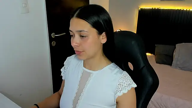 Snapshot of angeline_davies chatting on October 22, 3:51 am angeline davies online show from October 22, 3:51 am