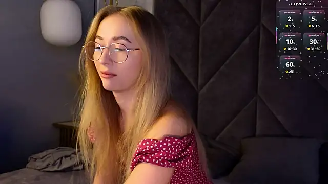 Snapshot of VictoriaLights chatting on December 5, 6:11 am VictoriaLights online show from December 5, 6:11 am