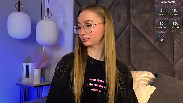 VictoriaLights online show from March 5, 6:31 am