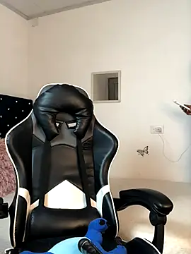 Snapshot of ValerieBlakee chatting on November 17, 2:12 pm ValerieBlakee online show from November 17, 2:12 pm