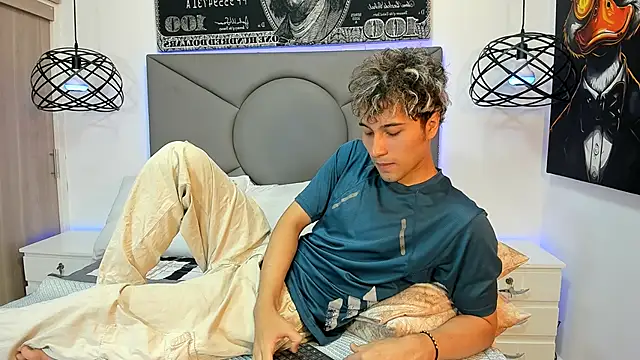 Snapshot of buddy_whitte chatting on October 23, 12:04 pm buddy whitte online show from October 23, 12:04 pm