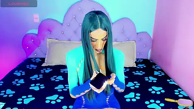Snapshot of Julie_Lovelyx1 chatting on June 16, 4:59 am Julie Lovelyx1 online show from June 16, 4:59 am