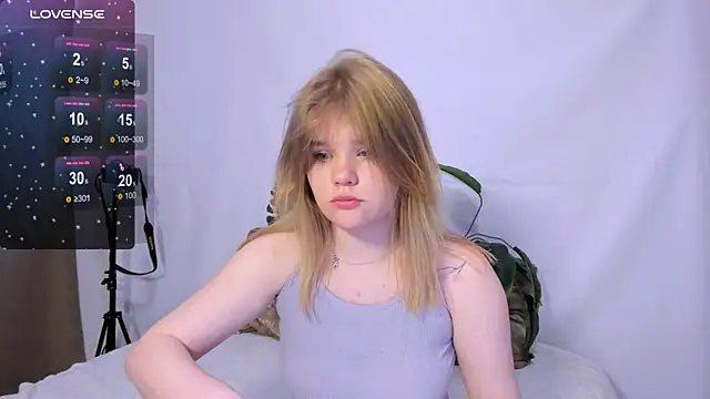 LaseyMoon online show from March 6, 9:25 am