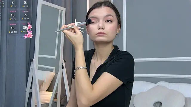 AsterQuinn online show from November 23, 3:45 pm