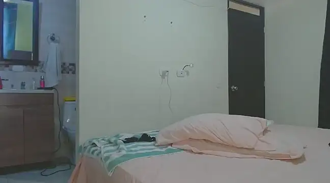 Snapshot of roxanasexy2025 chatting on March 12, 3:51 pm roxanasexy2025 online show from March 12, 3:51 pm