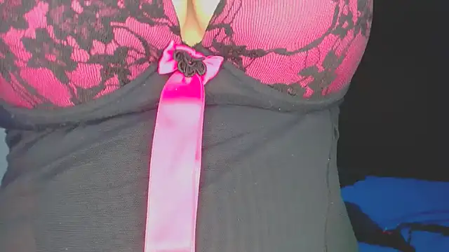 Snapshot of roxanasexy2025 chatting on October 1, 12:11 pm roxanasexy2025 online show from October 1, 12:11 pm