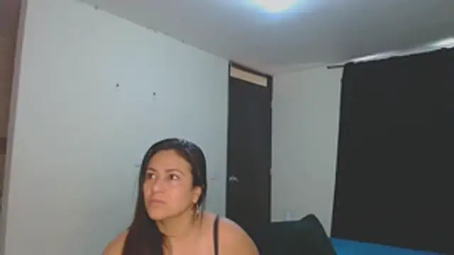 Snapshot of roxanasexy2025 chatting on December 2, 12:32 pm roxanasexy2025 online show from December 2, 12:32 pm