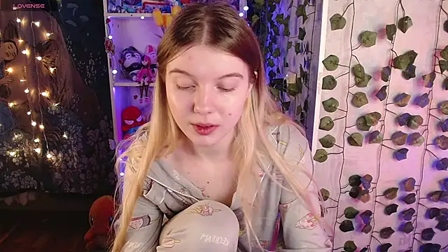 Snapshot of Strawberry_juli chatting on March 7, 1:53 am Strawberry juli online show from March 7, 1:53 am