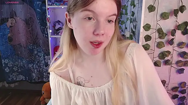 Snapshot of Strawberry_juli chatting on March 11, 5:38 am Strawberry juli online show from March 11, 5:38 am