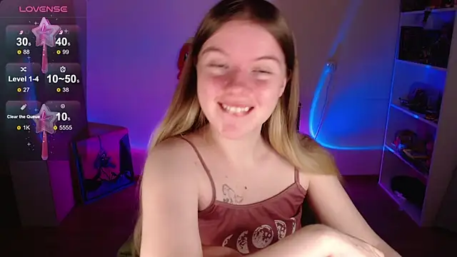 Snapshot of Strawberry_juli chatting on October 3, 6:32 am Strawberry juli online show from October 3, 6:32 am