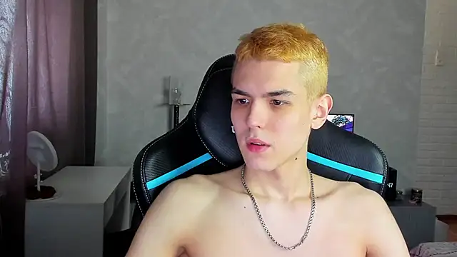 Snapshot of TravisRevas chatting on March 8, 7:49 am TravisRevas online show from March 8, 7:49 am