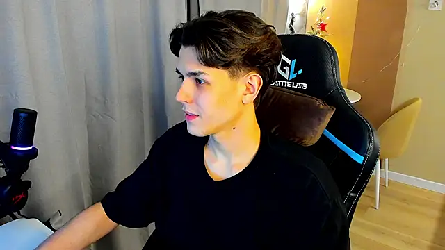 Snapshot of TravisRevas chatting on December 16, 4:34 pm TravisRevas online show from December 16, 4:34 pm