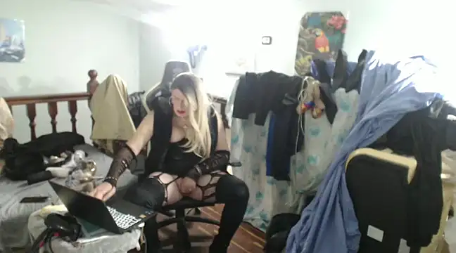 Snapshot of emmex671 chatting on February 7, 6:35 am emmex671 online show from February 7, 6:35 am