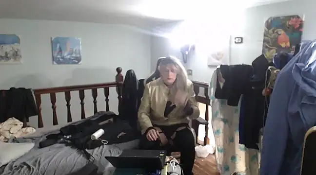 Snapshot of emmex671 chatting on February 9, 10:53 am emmex671 online show from February 9, 10:53 am