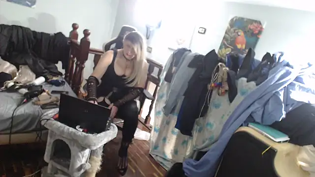 Snapshot of emmex671 chatting on February 22, 12:40 pm emmex671 online show from February 22, 12:40 pm