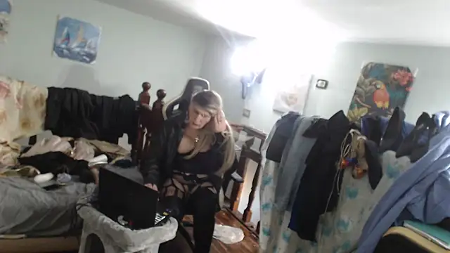 Snapshot of emmex671 chatting on February 22, 3:47 pm emmex671 online show from February 22, 3:47 pm