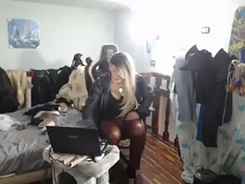 Snapshot of emmex671 chatting on February 26, 6:04 am emmex671 online show from February 26, 6:04 am