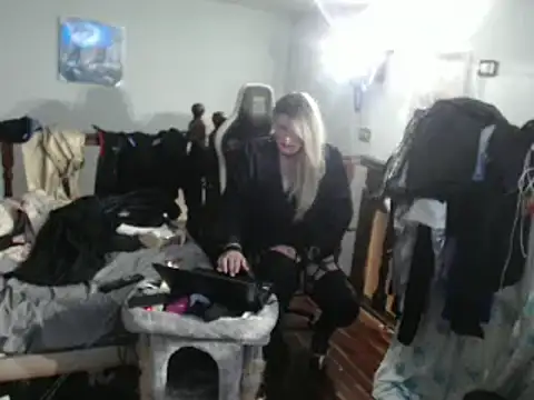 Snapshot of emmex671 chatting on March 9, 12:31 am emmex671 online show from March 9, 12:31 am