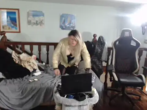 Snapshot of emmex671 chatting on March 11, 6:10 am emmex671 online show from March 11, 6:10 am