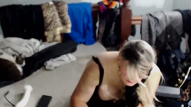 Snapshot of emmex671 chatting on October 27, 1:09 am emmex671 online show from October 27, 1:09 am