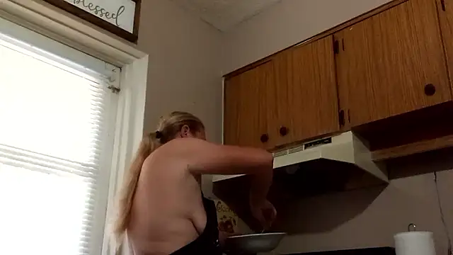 Snapshot of wetnwildforyou chatting on November 2, 6:43 pm wetnwildforyou online show from November 2, 6:43 pm