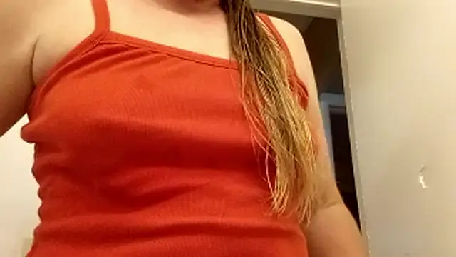 Snapshot of wetnwildforyou chatting on December 5, 7:10 pm wetnwildforyou online show from December 5, 7:10 pm