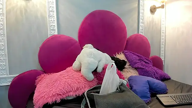 Bonniie 22 online show from February 25, 7:45 pm