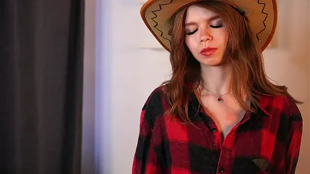 Snapshot of AmityDilley chatting on October 21, 6:47 am AmityDilley online show from October 21, 6:47 am