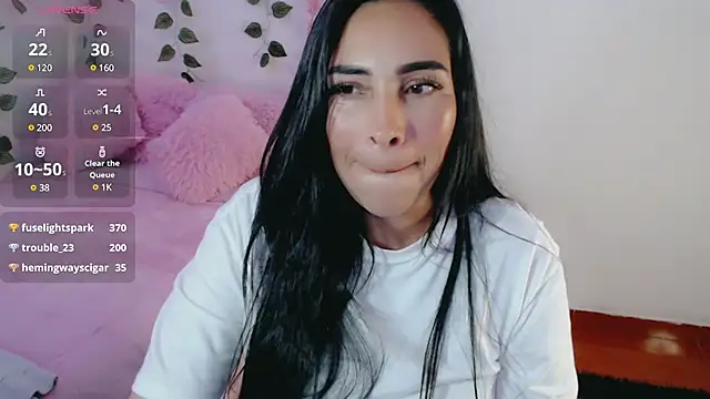 Snapshot of luna_lgomez_ chatting on March 1, 4:44 pm luna lgomez  online show from March 1, 4:44 pm