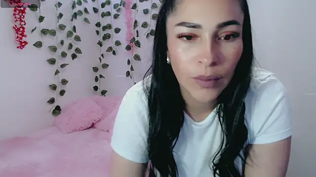 Snapshot of luna_lgomez_ chatting on March 8, 11:05 am luna lgomez  online show from March 8, 11:05 am