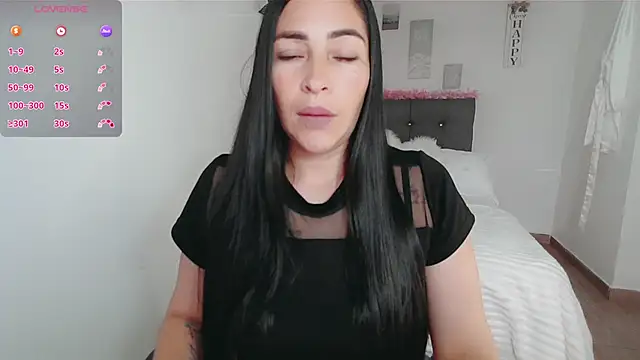 Snapshot of luna_lgomez_ chatting on October 7, 12:02 pm luna lgomez  online show from October 7, 12:02 pm