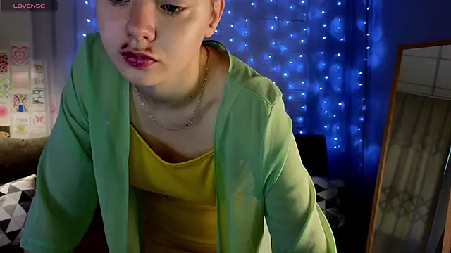 Snapshot of meow_mellie chatting on September 15, 2:33 am meow mellie online show from September 15, 2:33 am