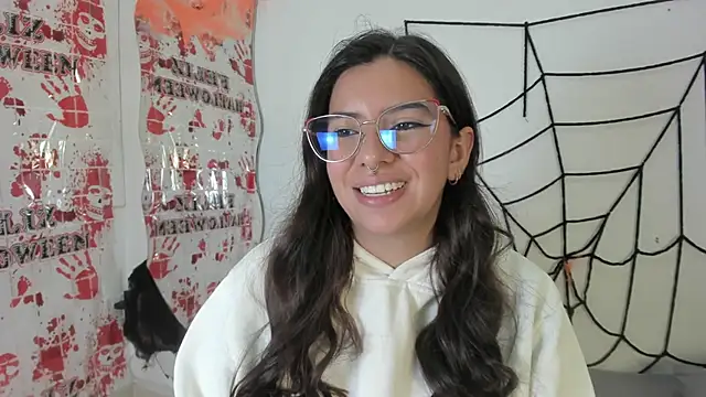 Snapshot of emilyy_cooperr chatting on October 17, 12:19 pm emilyy cooperr online show from October 17, 12:19 pm